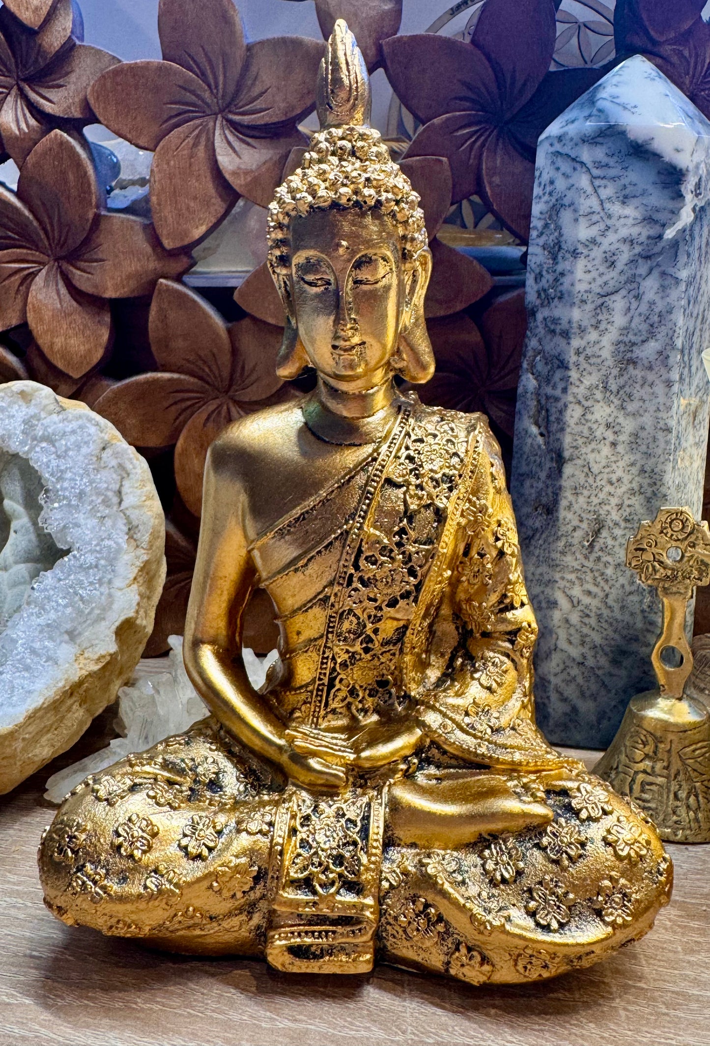 Bouddha doré en prière