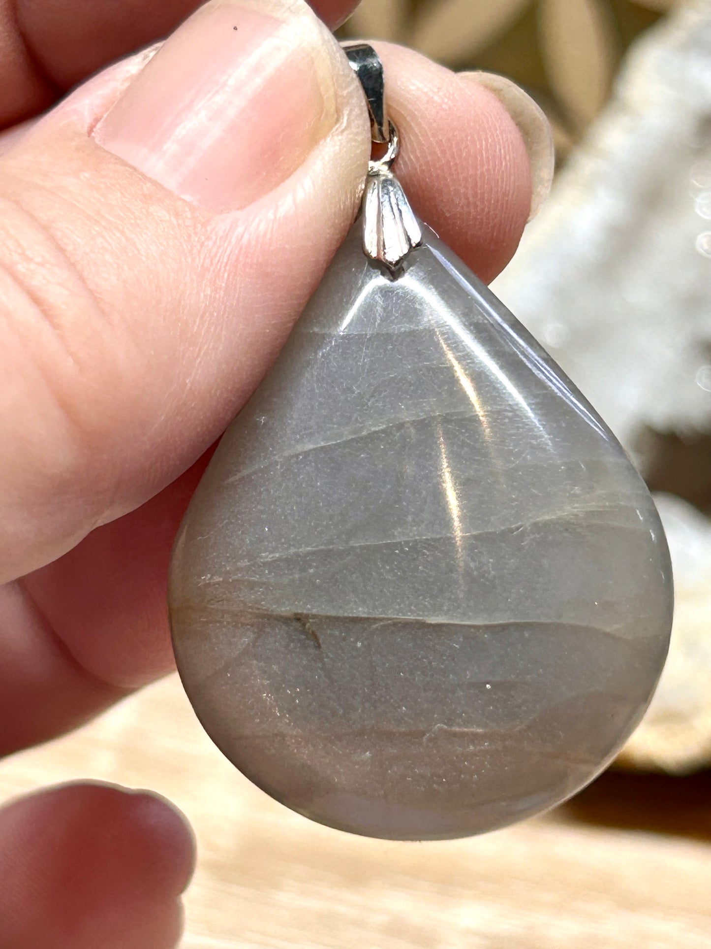 Pendentif de pierre de lune grise