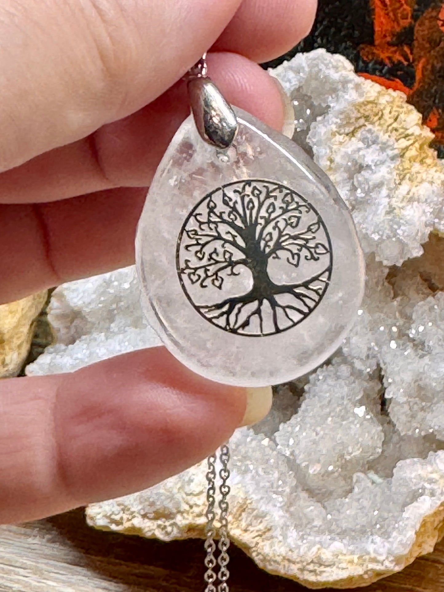 Pendentif goutte de cristal de roche avec arbre de vie plaqué