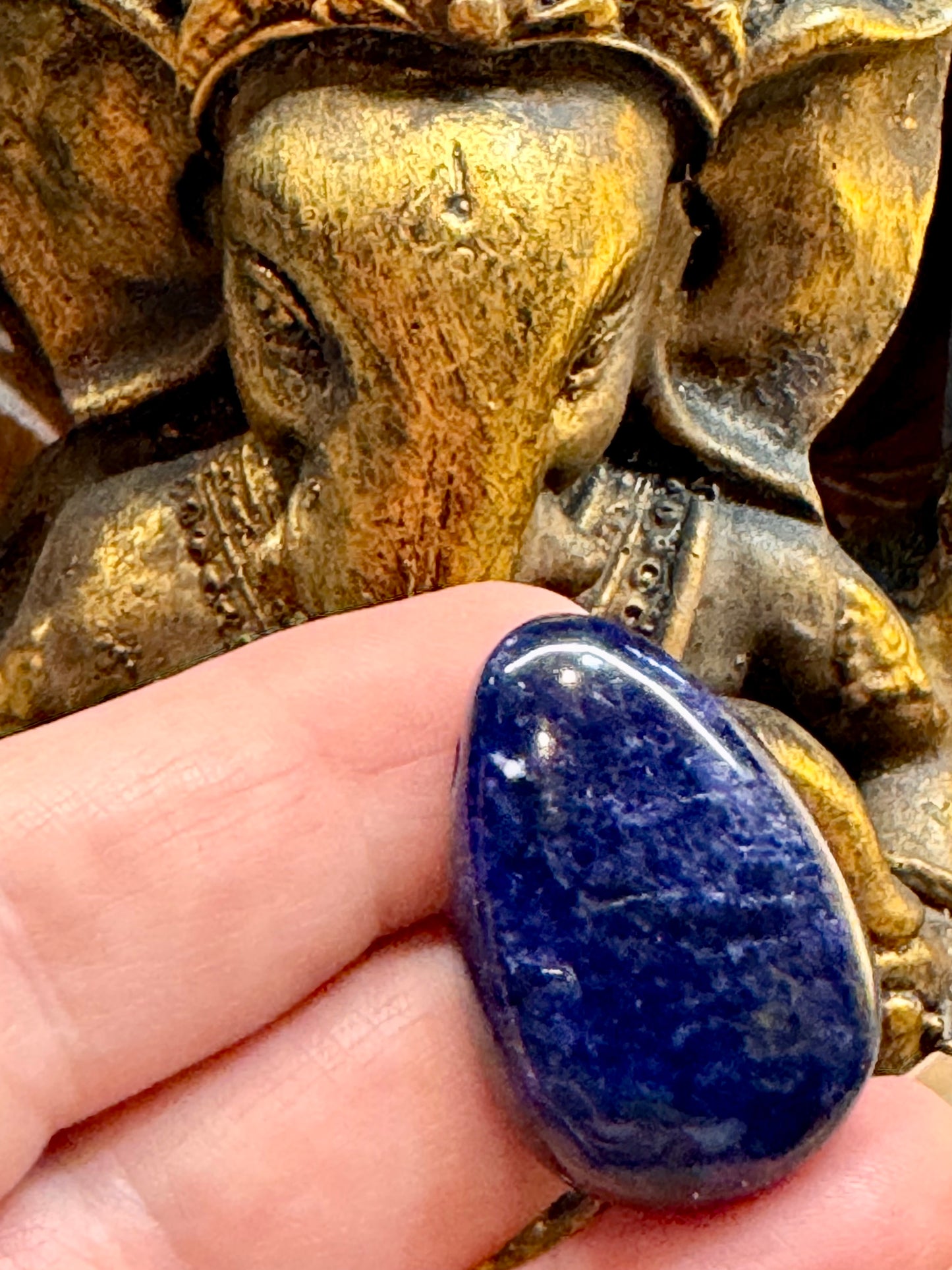 Pierre percée de Sodalite