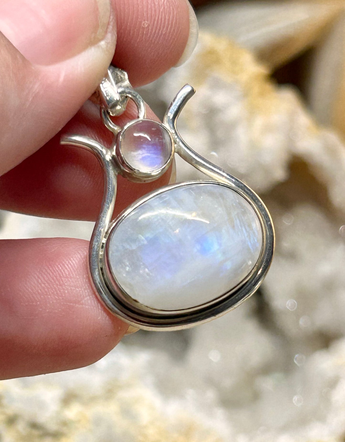 Pendentif en argent et pierre de lune