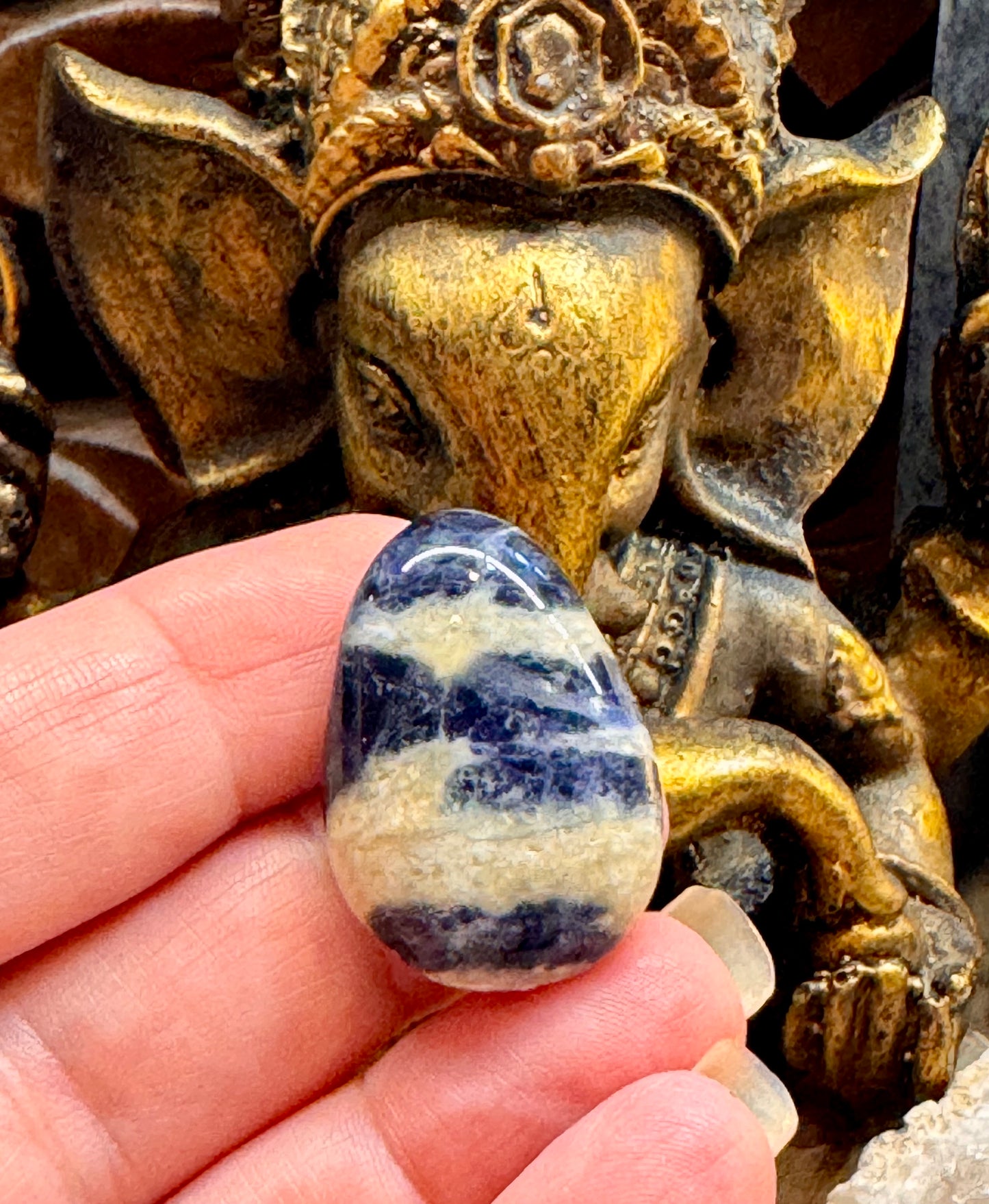 Pierre percée de Sodalite