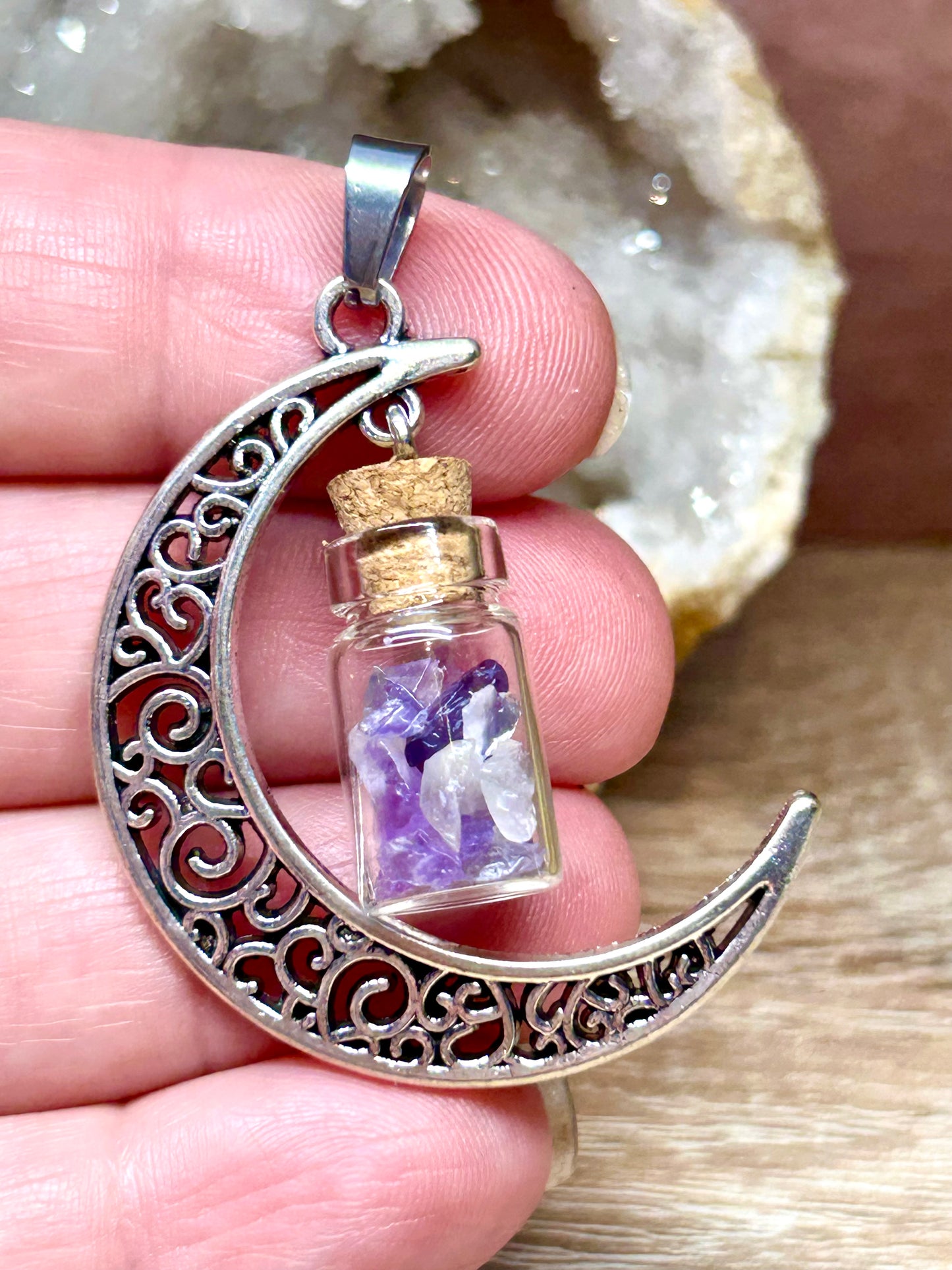Pendentif en métal argenté et sodalite