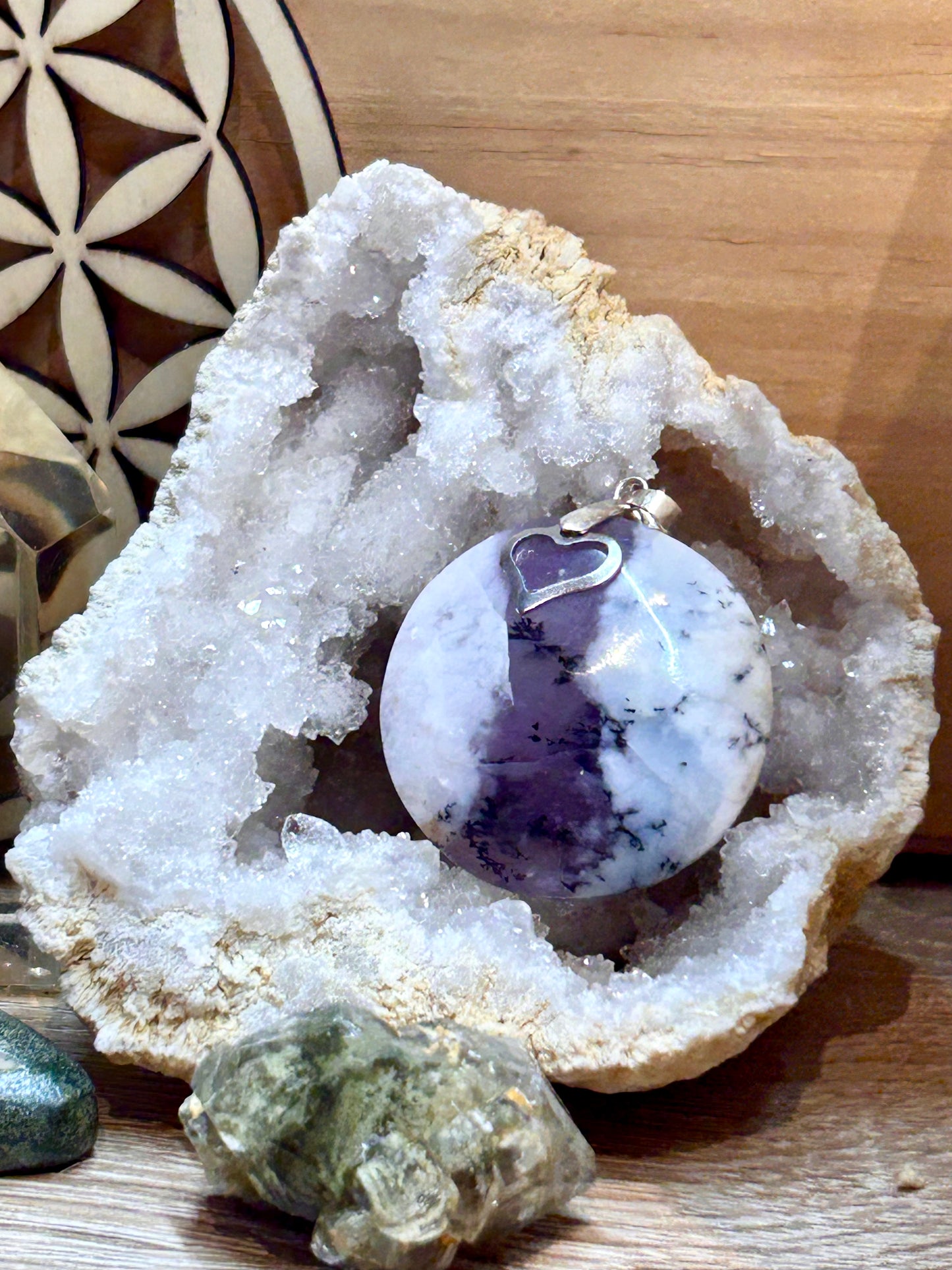 Pendentif d’agate dendritique violette