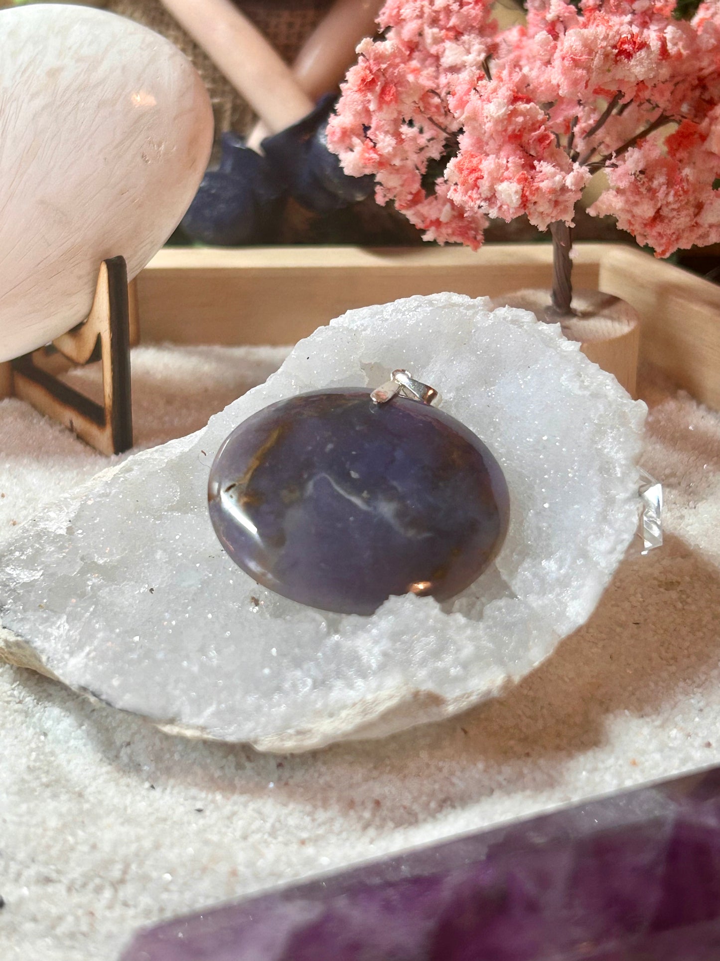 Pendentif d’opale violette