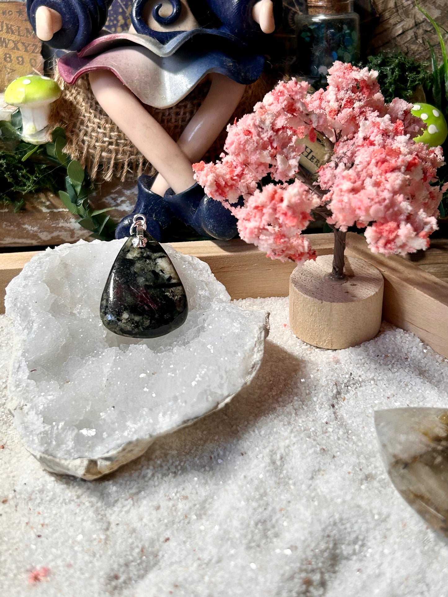 Pendentif d’eudialyte