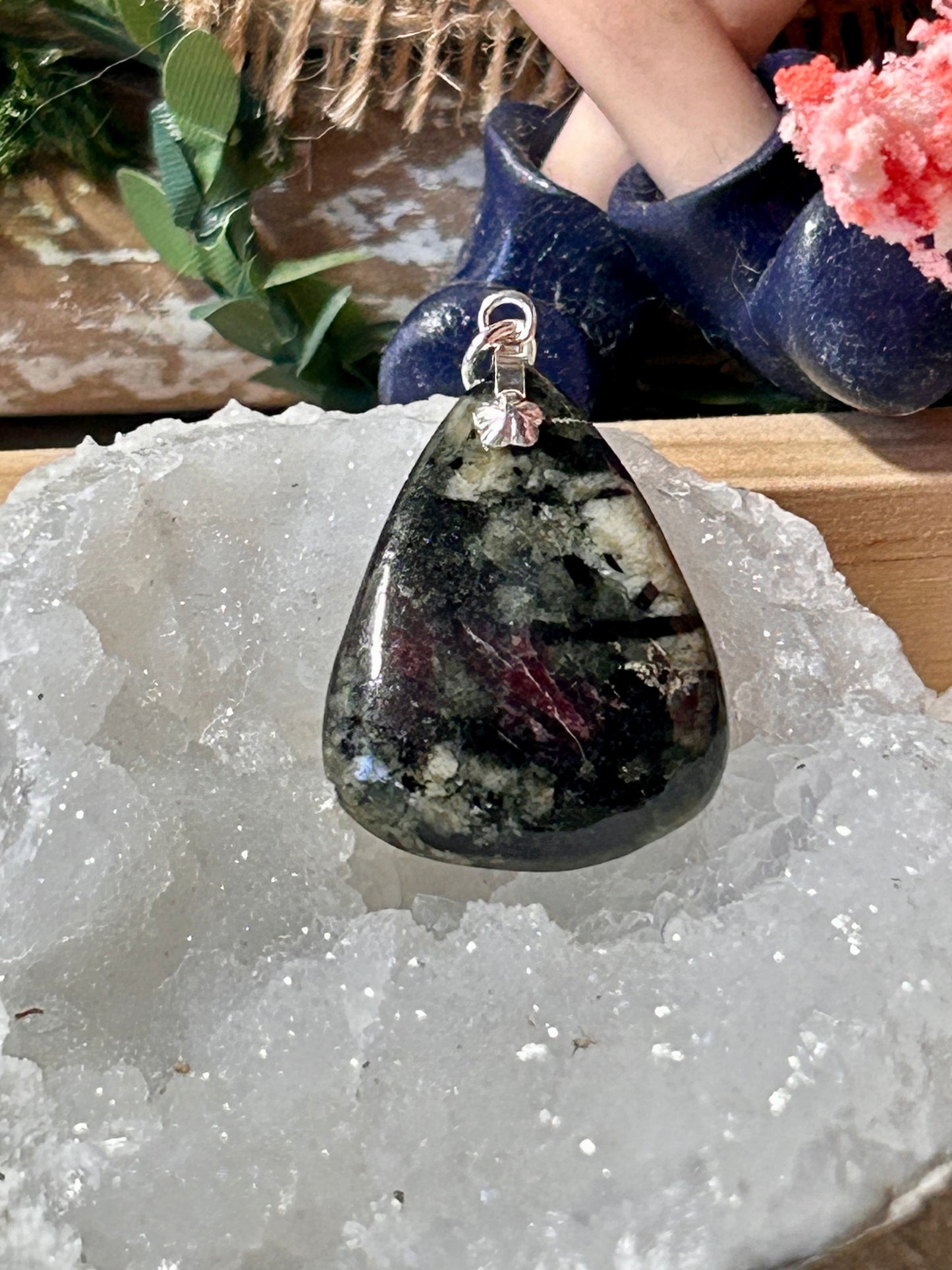 Pendentif d’eudialyte
