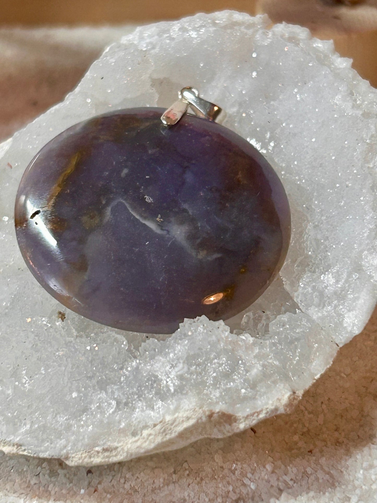 Pendentif d’opale violette
