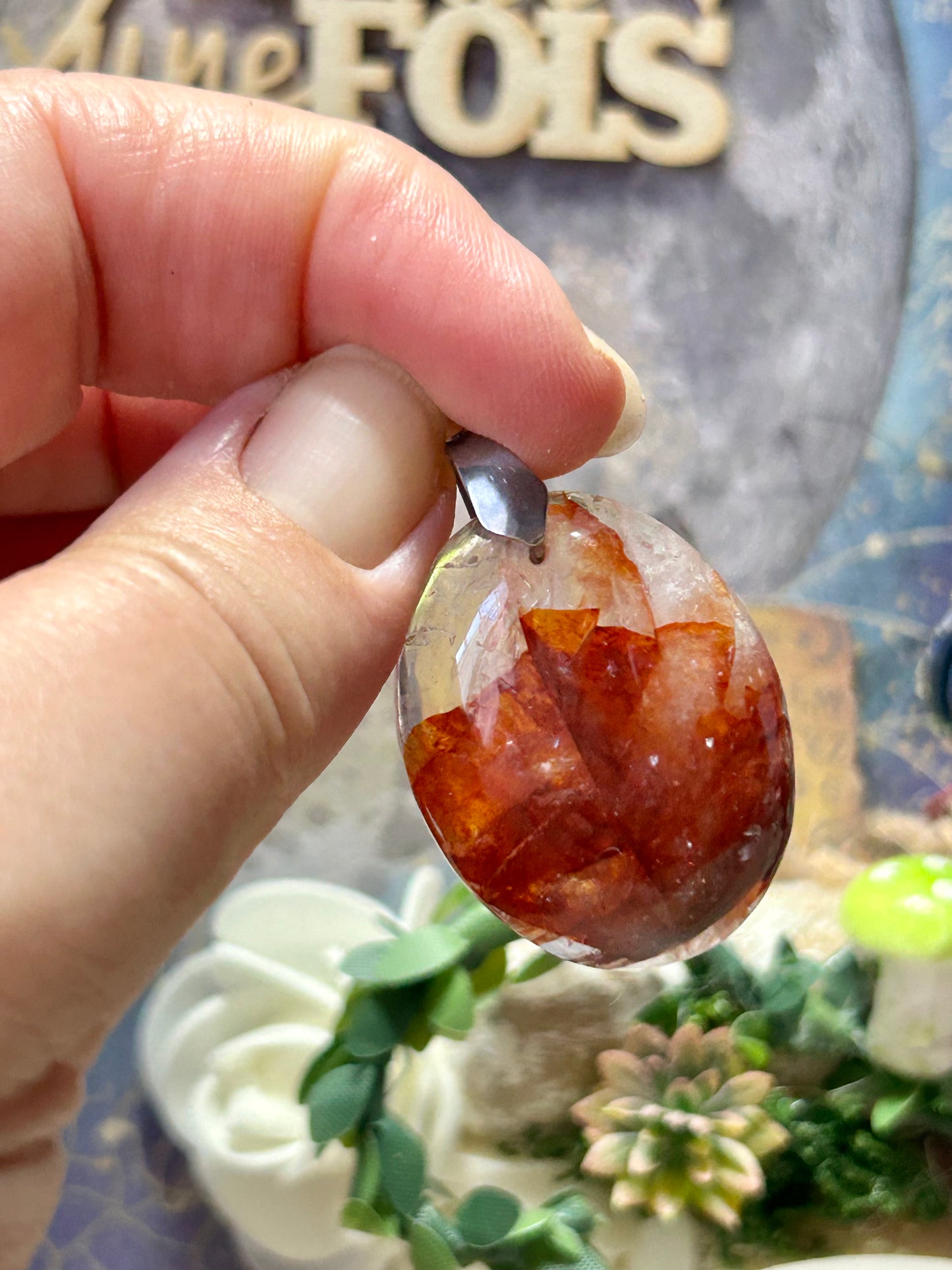Pendentif de quartz hématoïde rouge - bélière en métal argenté