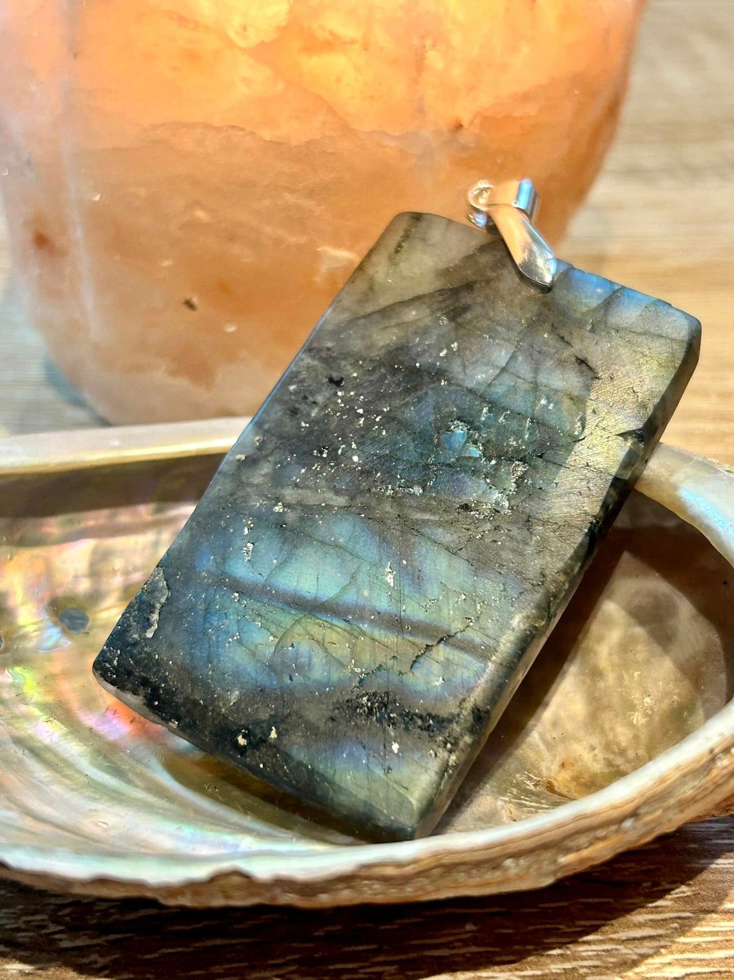 Pendentif en labradorite avec tête de loup gravée