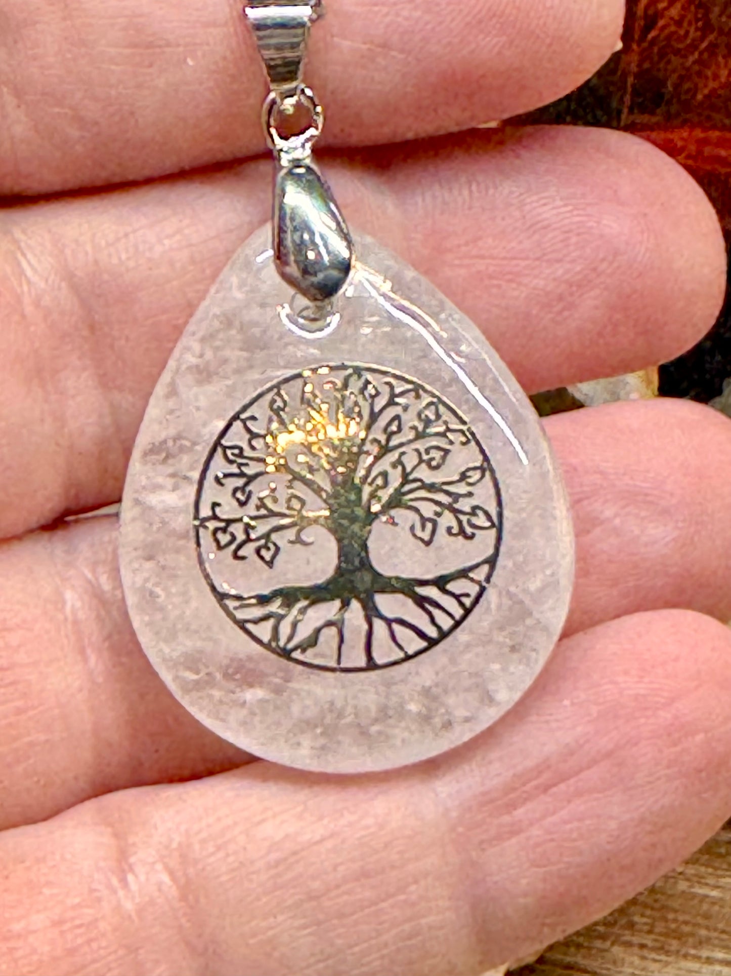 Pendentif goutte de cristal de roche arbre de vie plaqué