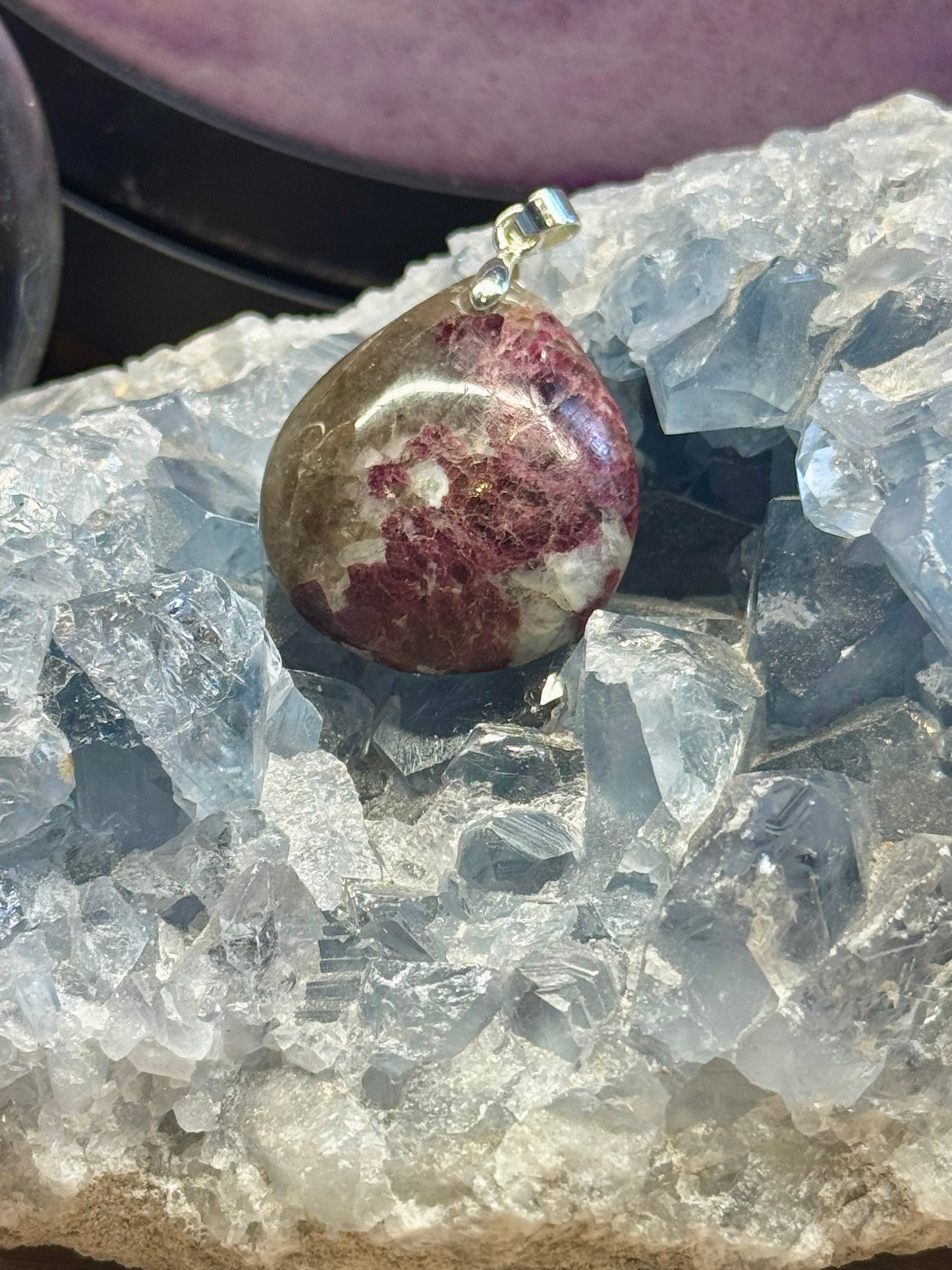 Pendentif d'eudialyte