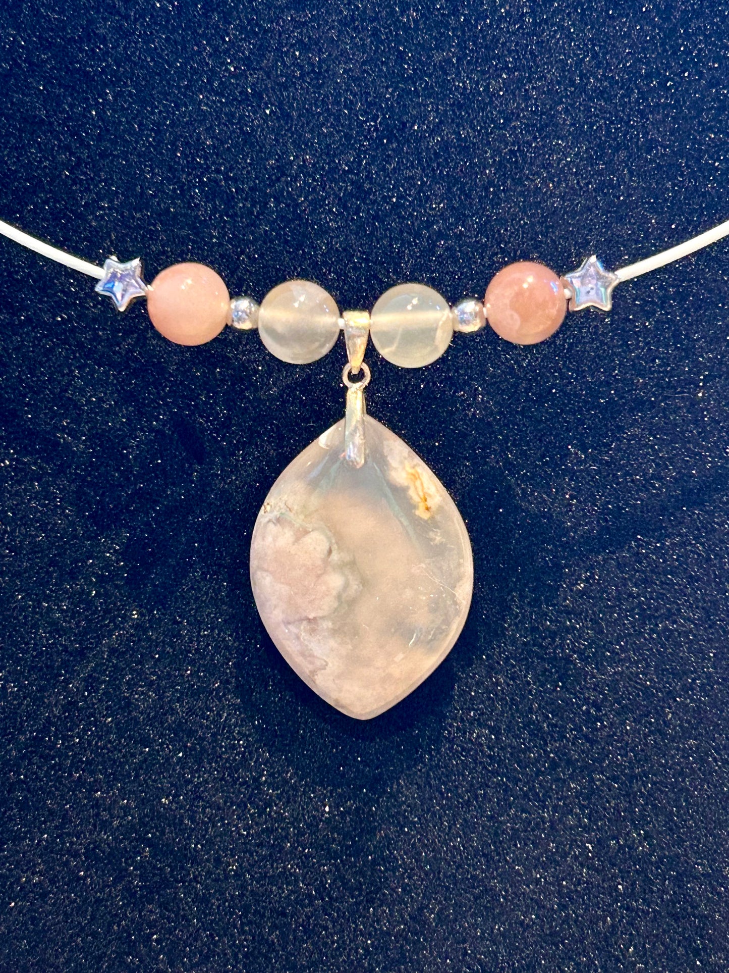 Collier tour de cou agate fleur de cerisier
