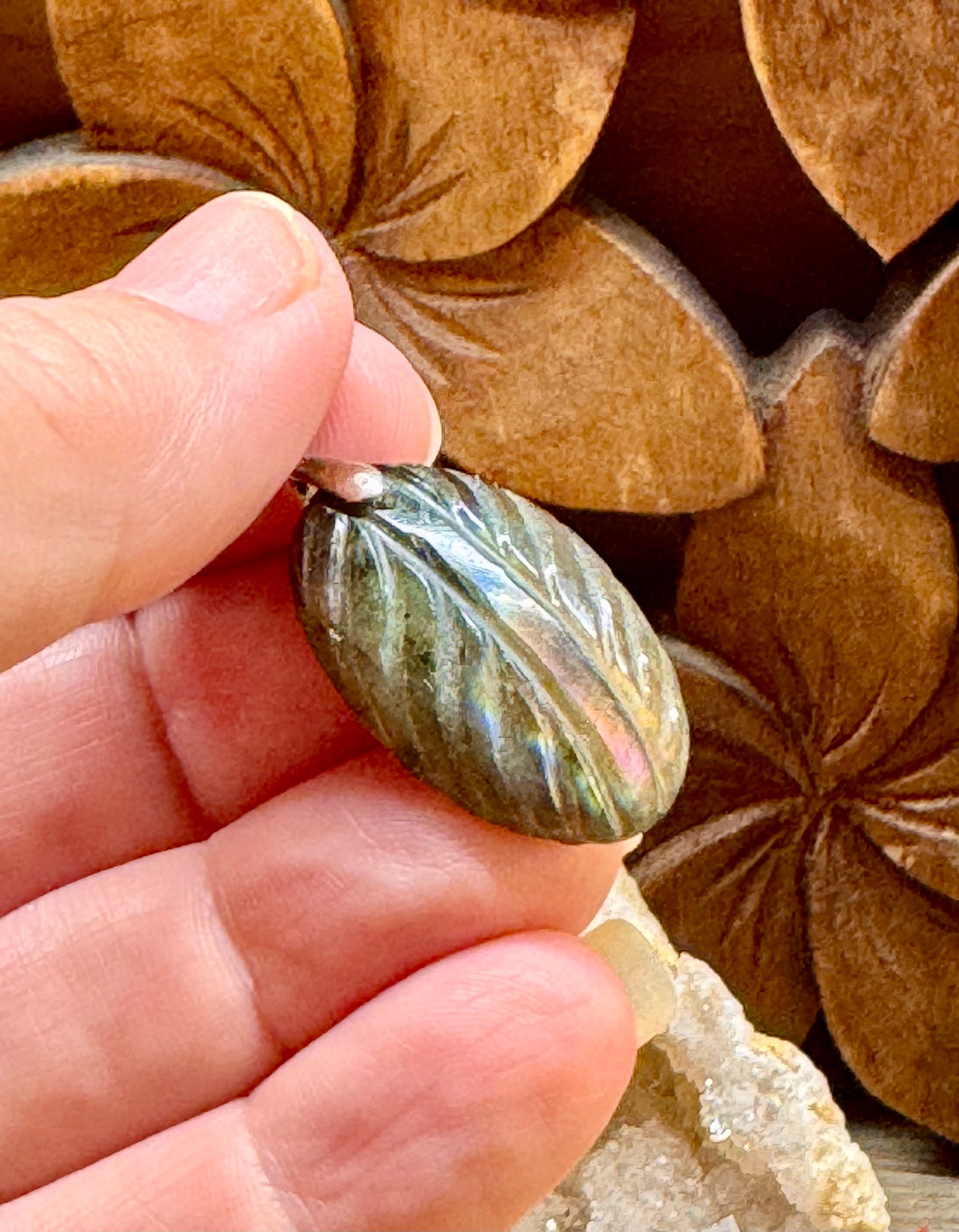 Pendentif de labradorite gravé