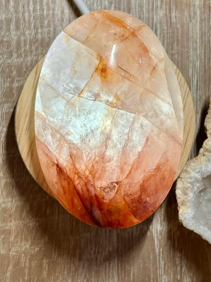 Galet de quartz hématoïde rouge