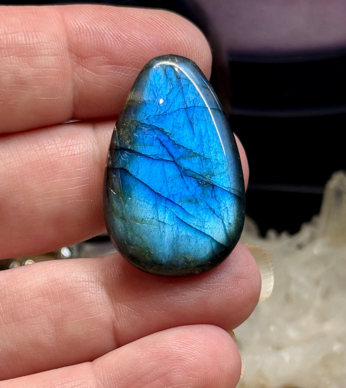 Pierre percée de labradorite