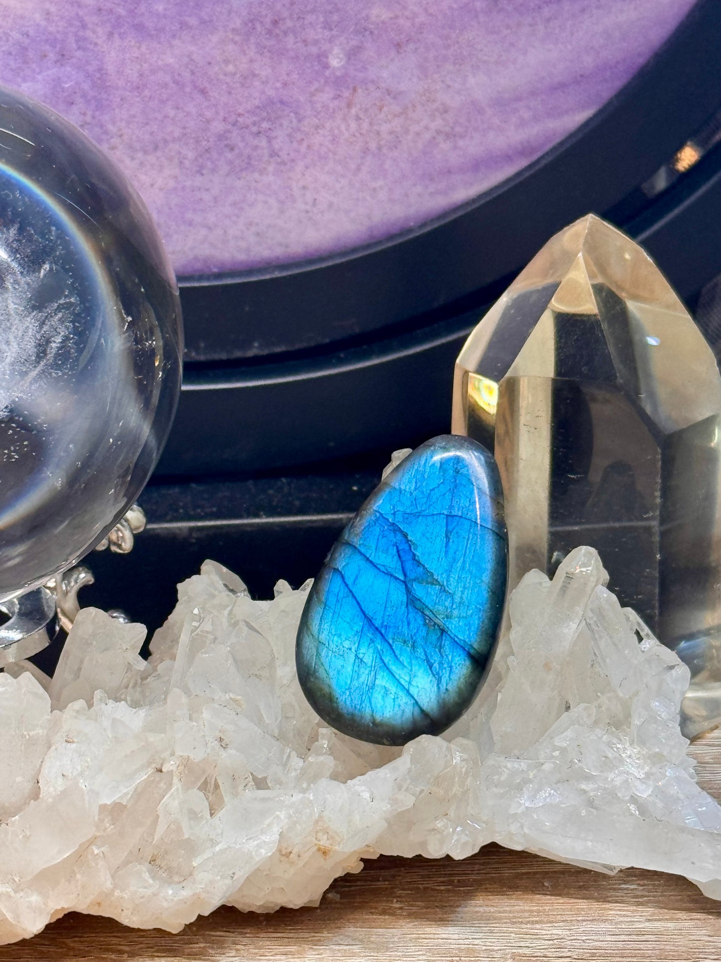 Pierre percée de labradorite