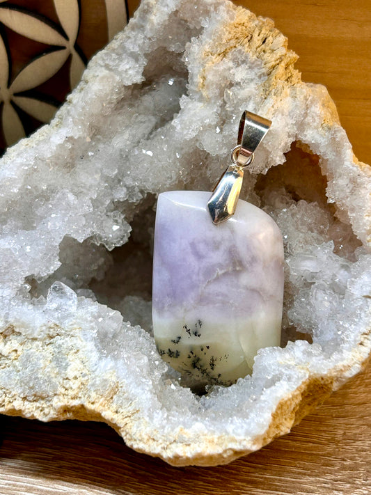 Pendentif d’opale violette