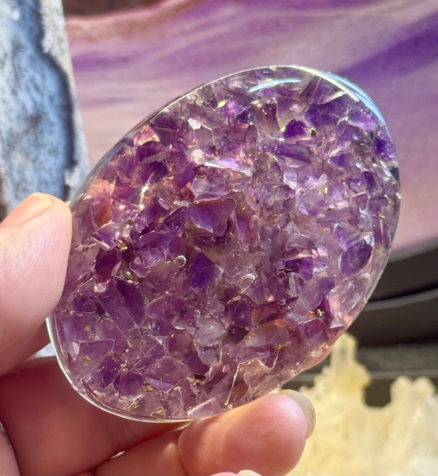 Galet d’Orgonite avec améthyste