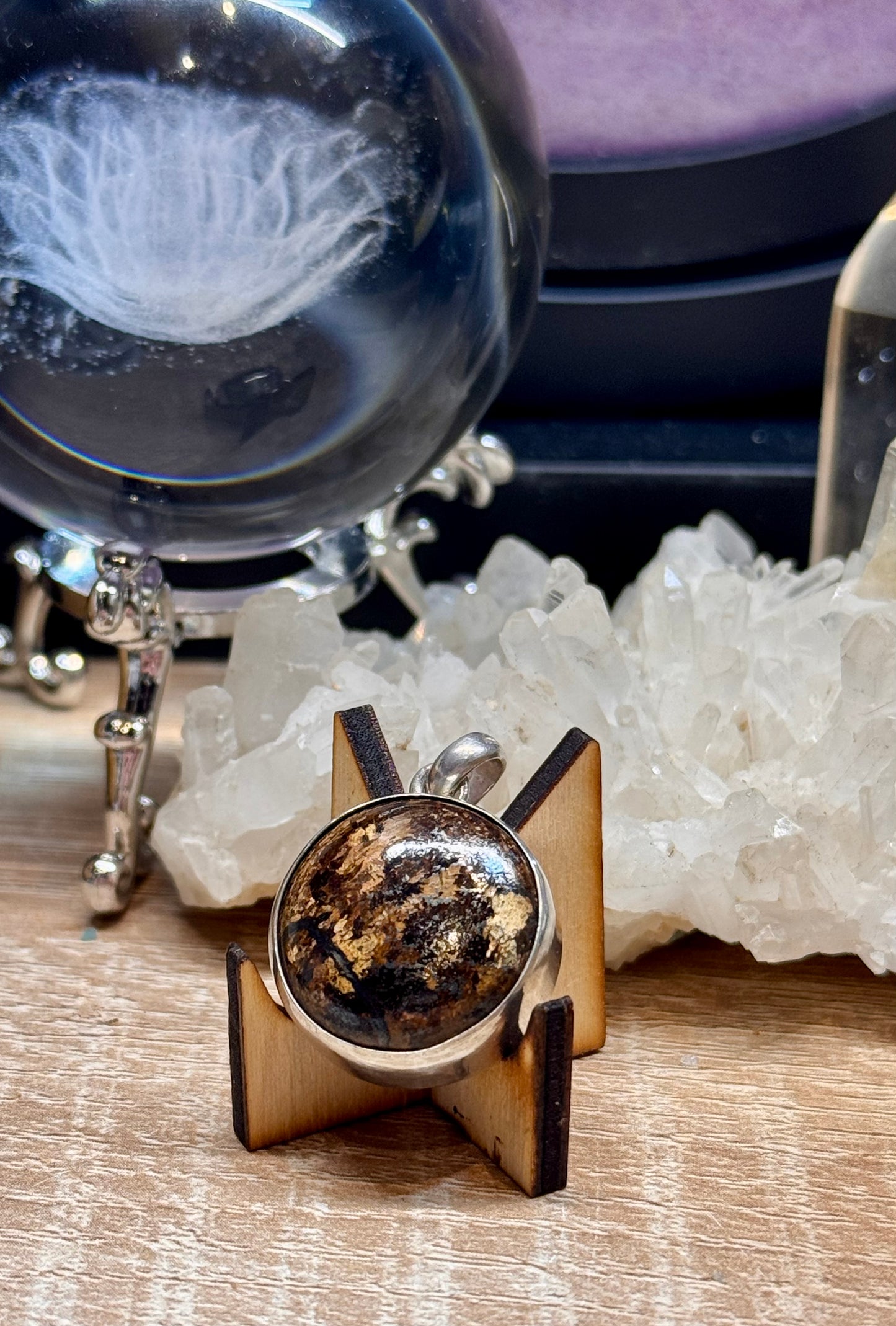 Pendentif de bronzite cerclé
