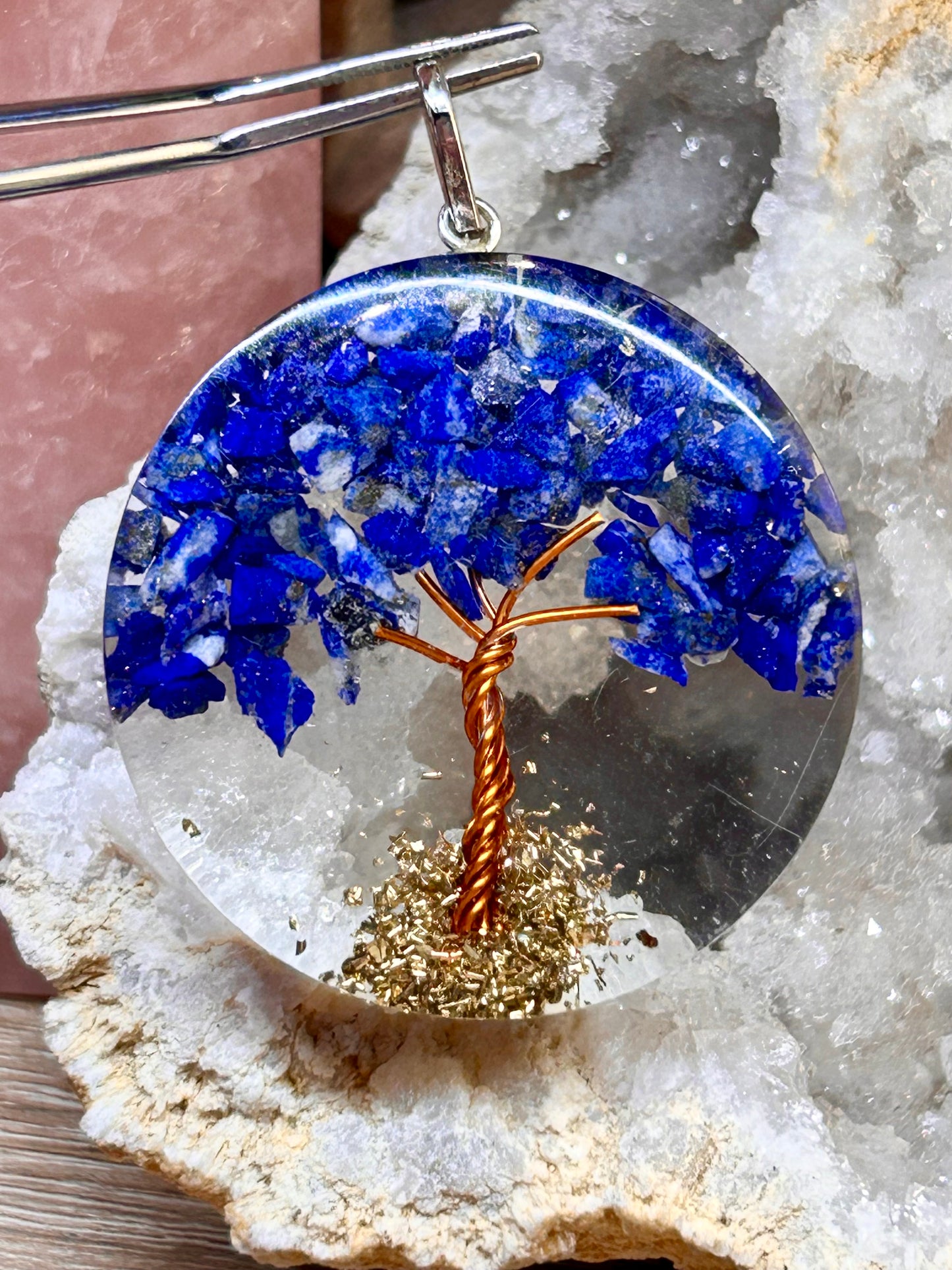 Pendentif d’orgonite et lapis-lazuli
