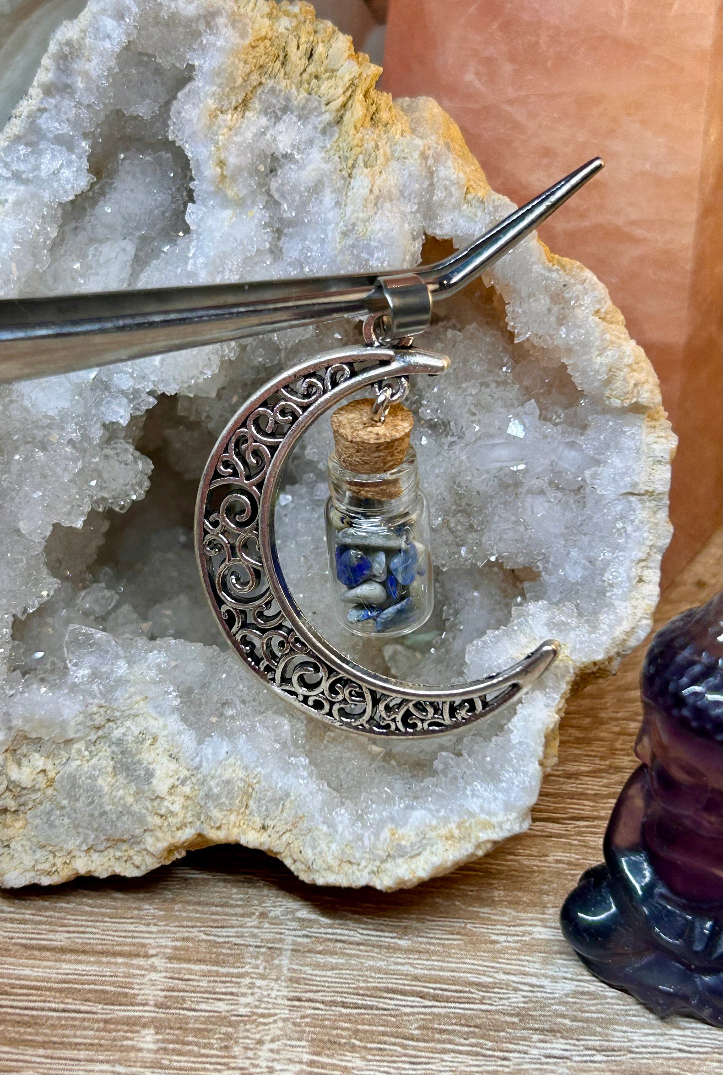 Pendentif en métal argenté et sodalite