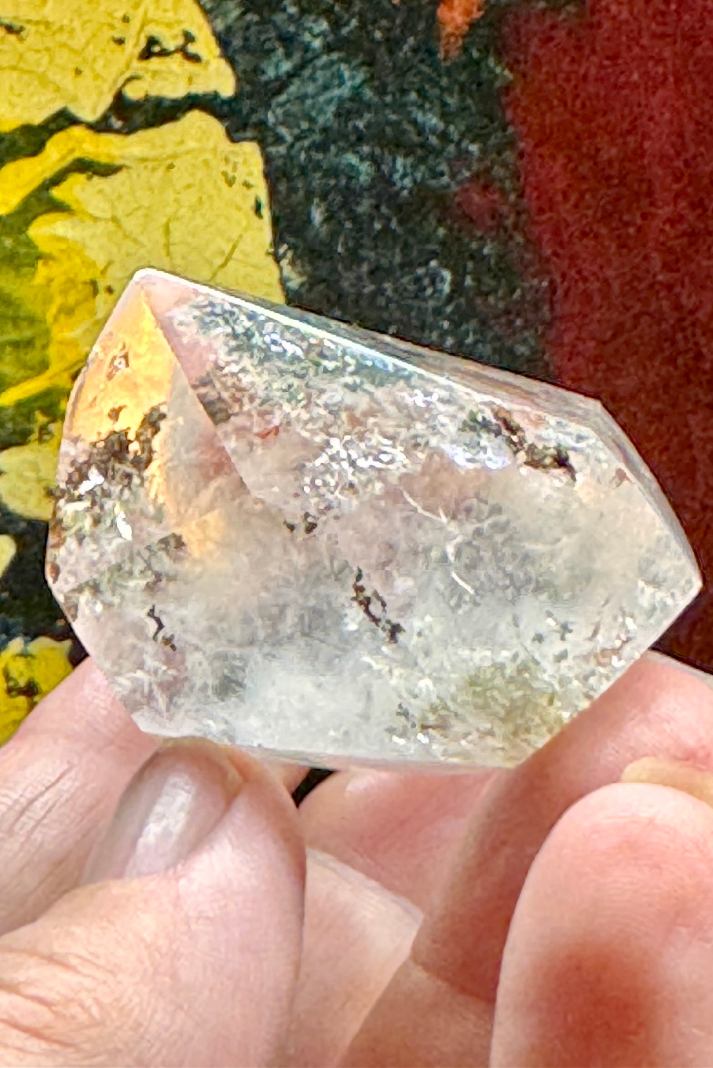 Pointe de quartz blanc avec inclusions