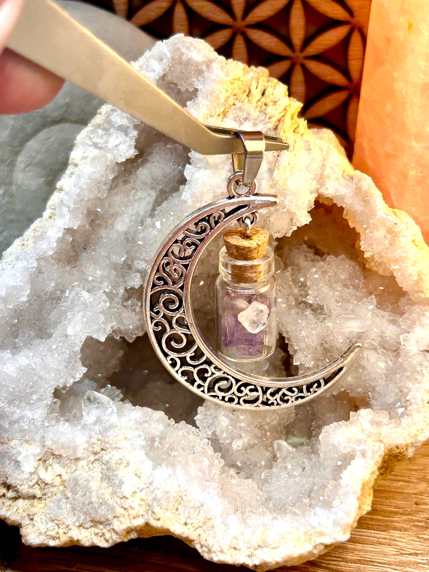 Pendentif en métal argenté et sodalite