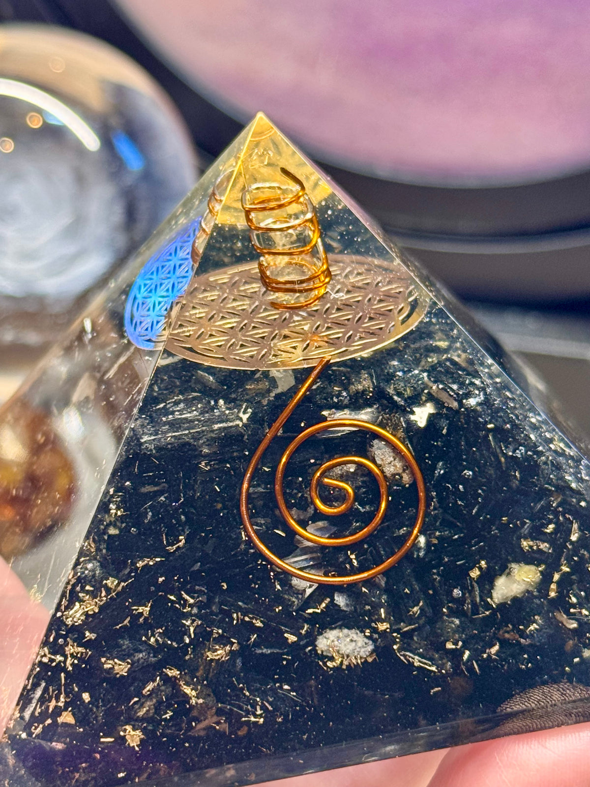 Orgonite Pyramidale "Protection contre les énergies négatives"