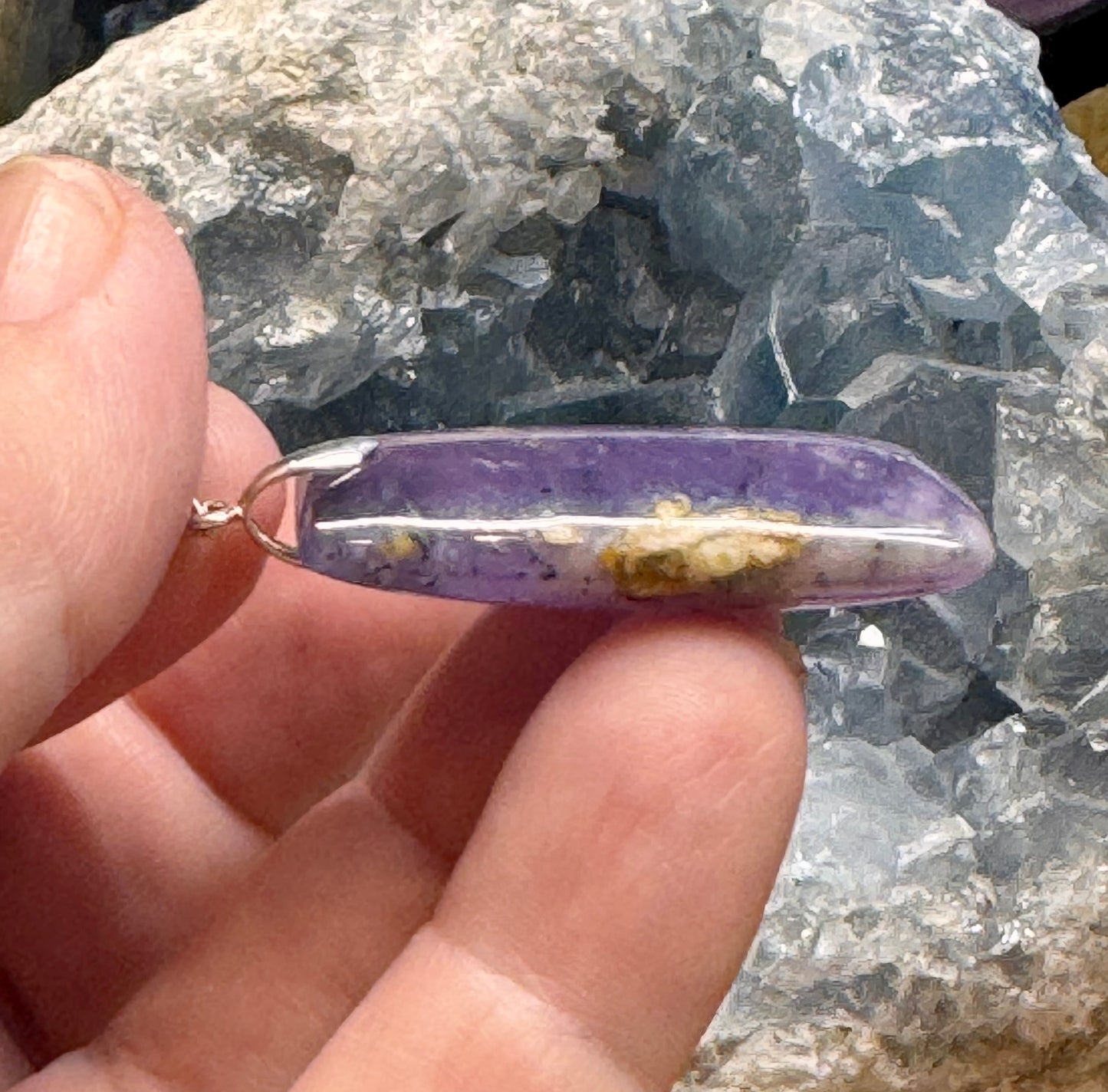 Pendentif d’opale violette