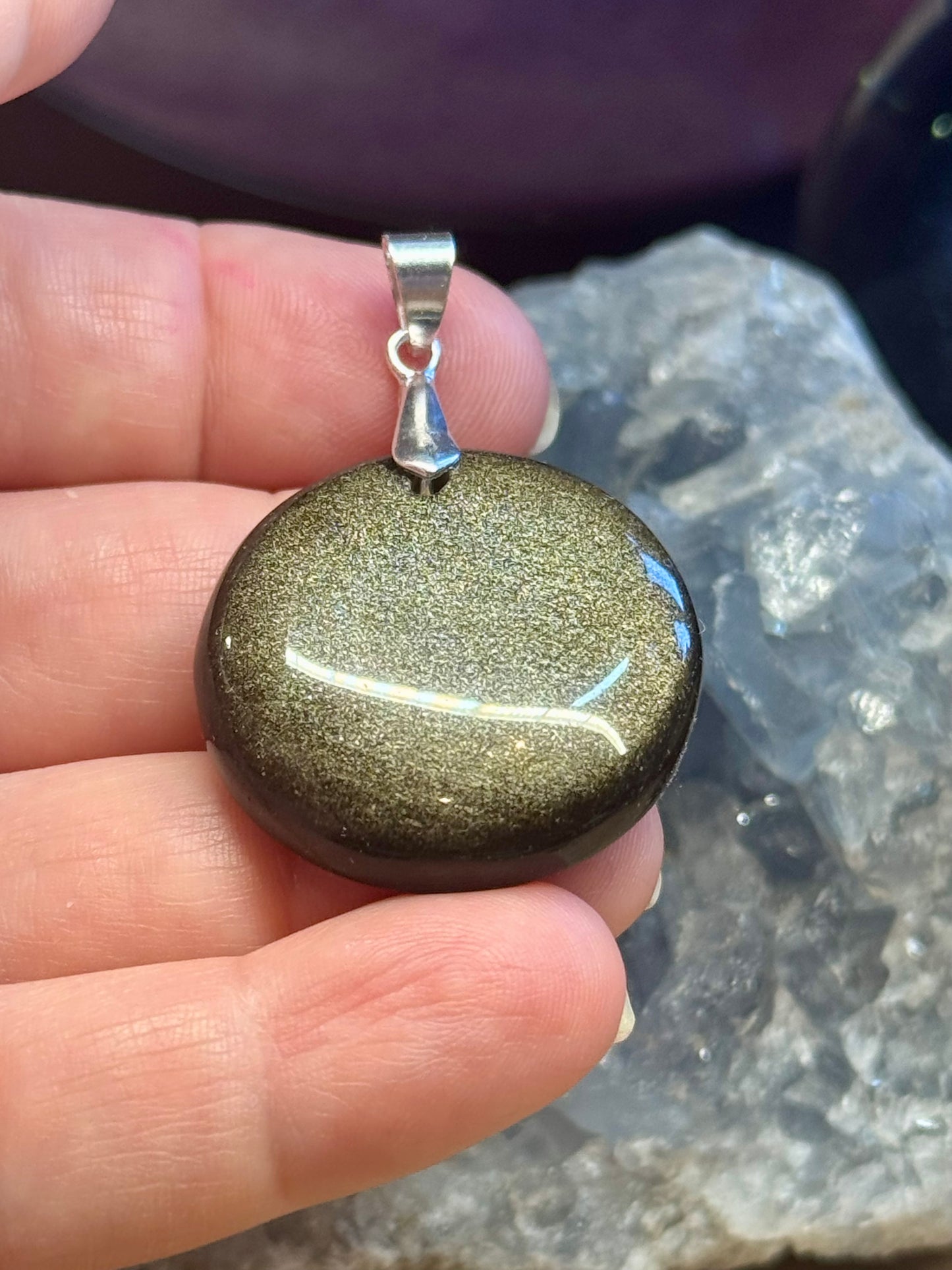 Pendentif rond d’obsidienne dorée