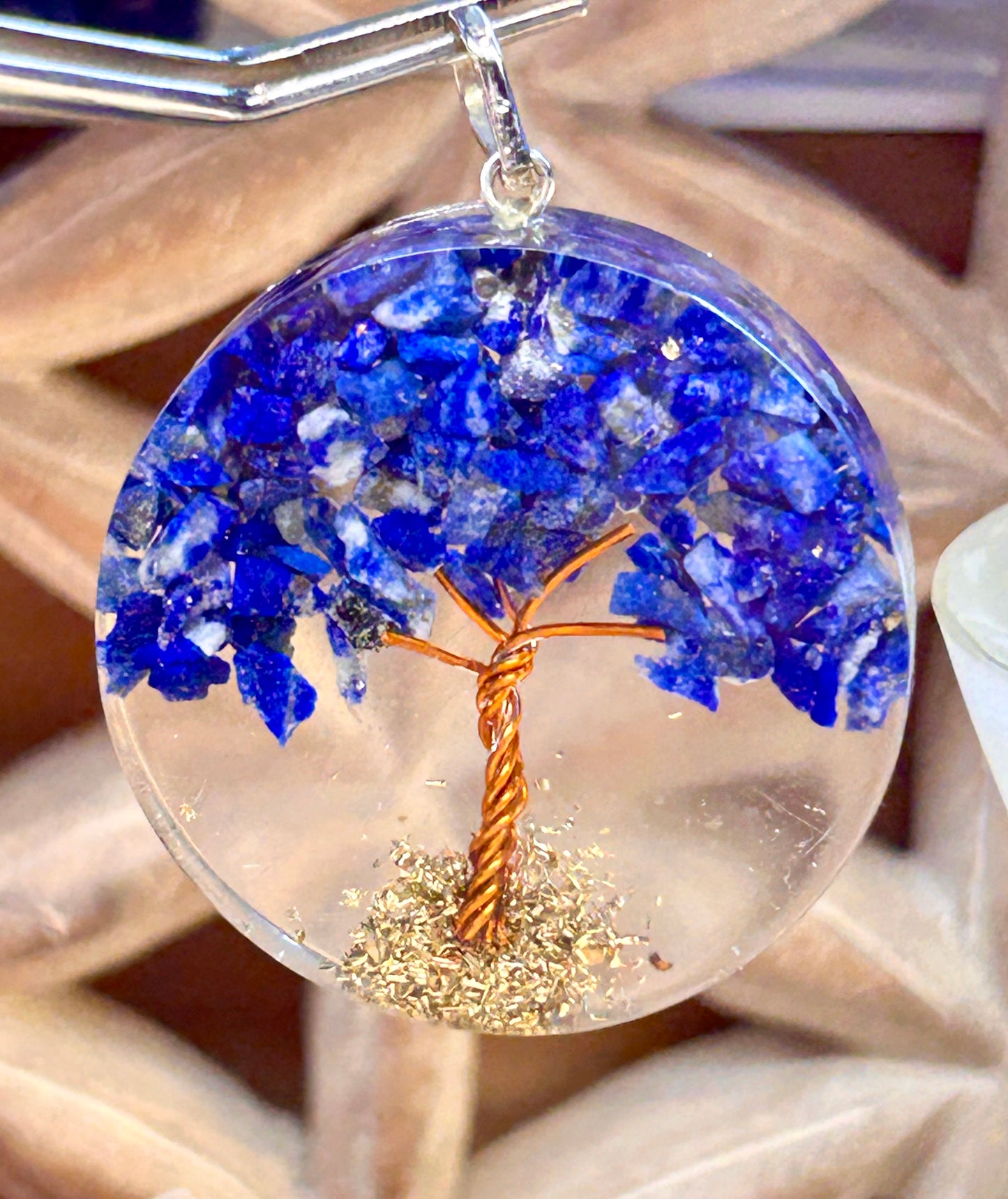 Pendentif d’orgonite et lapis-lazuli
