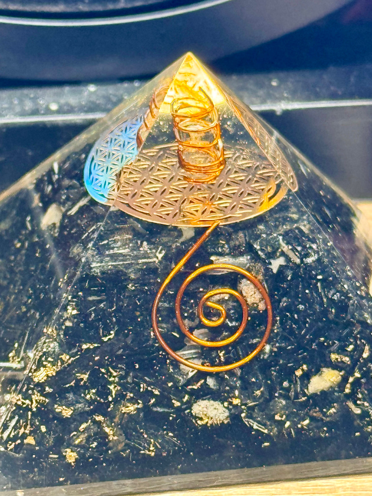 Orgonite Pyramidale "Protection contre les énergies négatives"