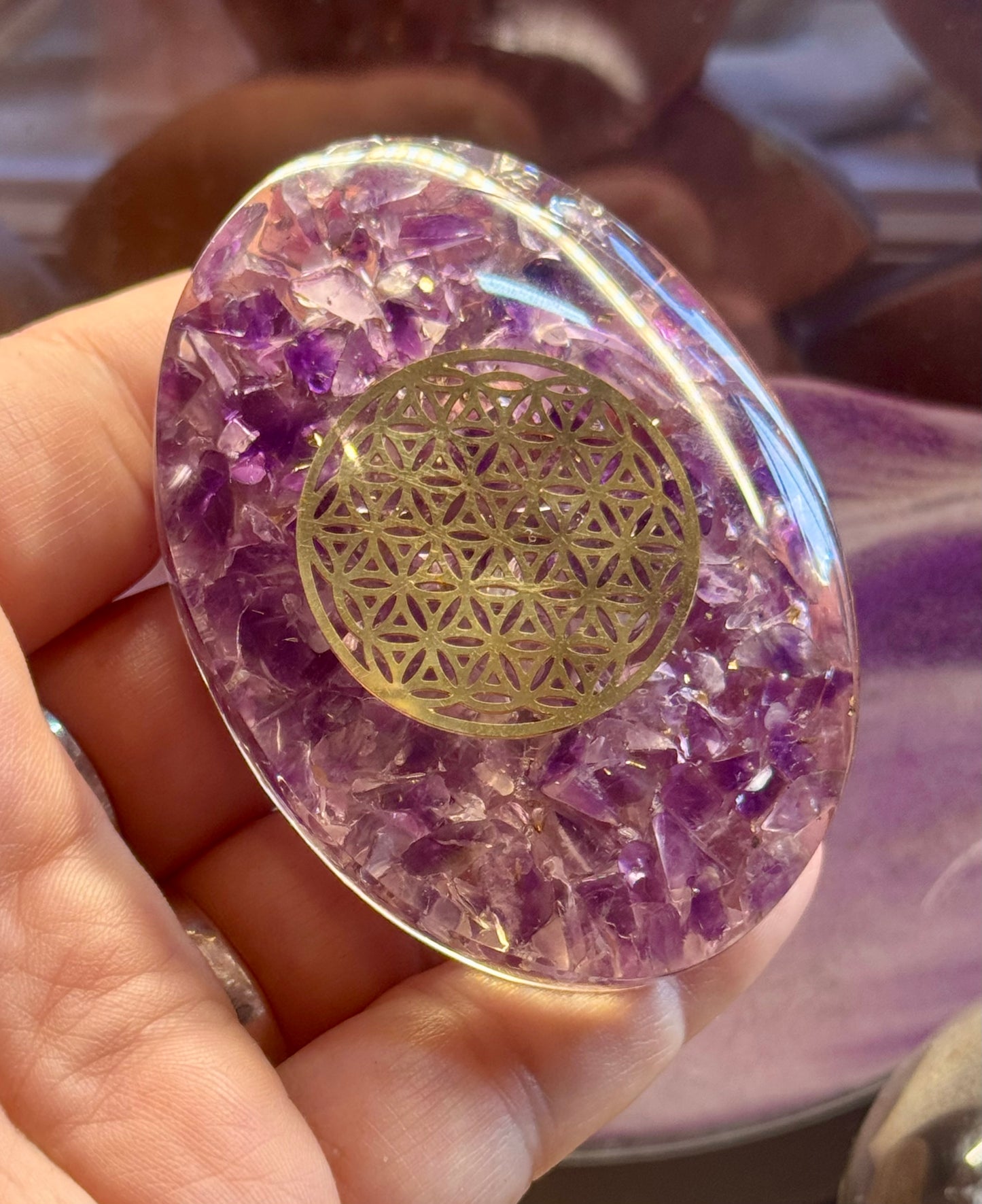 Galet d’Orgonite avec améthyste