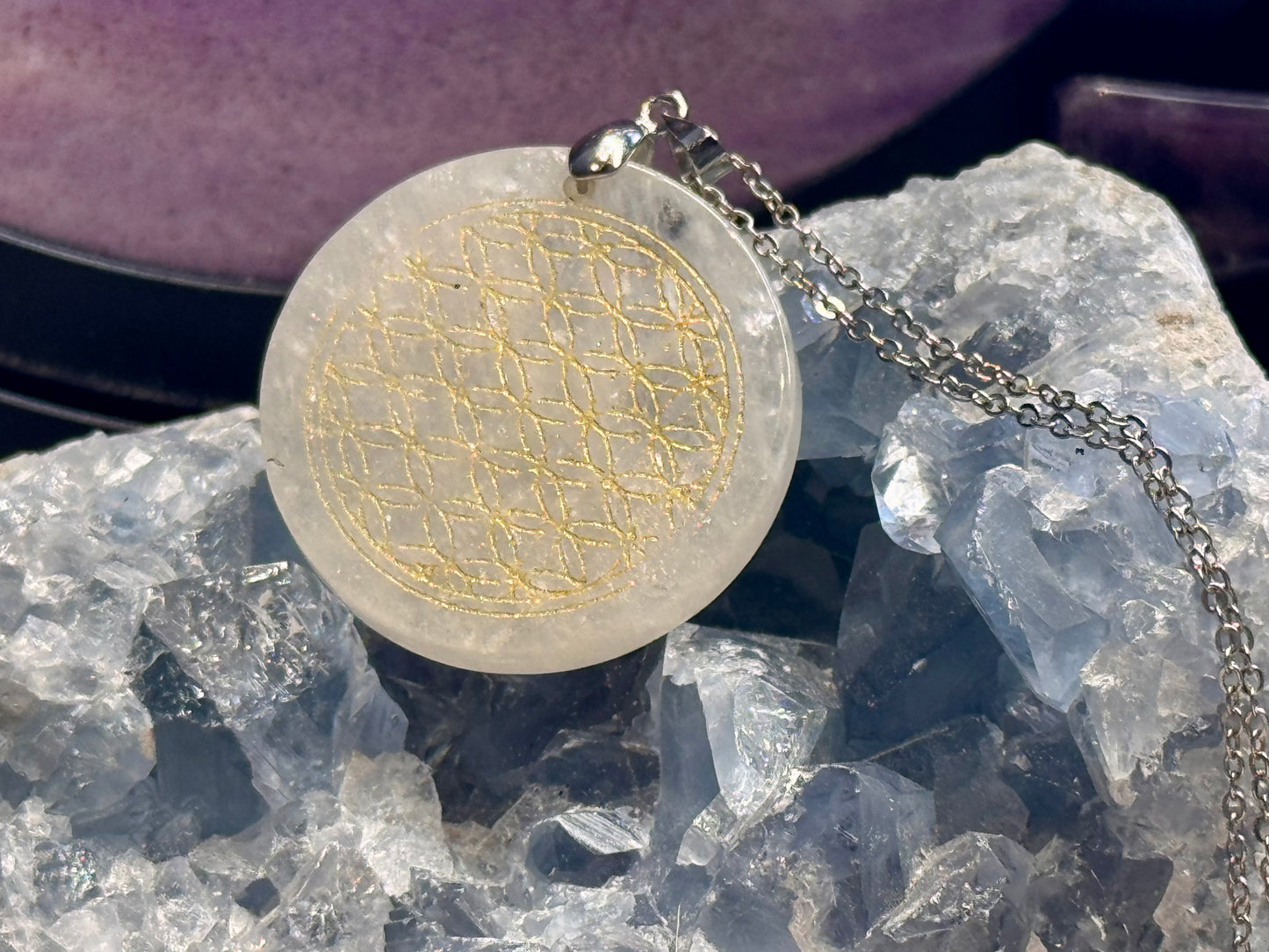 Collier pendentif cristal de roche gravé fleur de vie