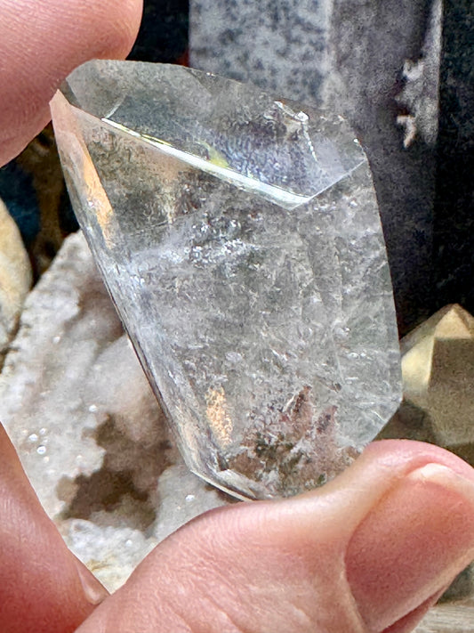 Pointe biterminée de quartz blanc avec inclusions