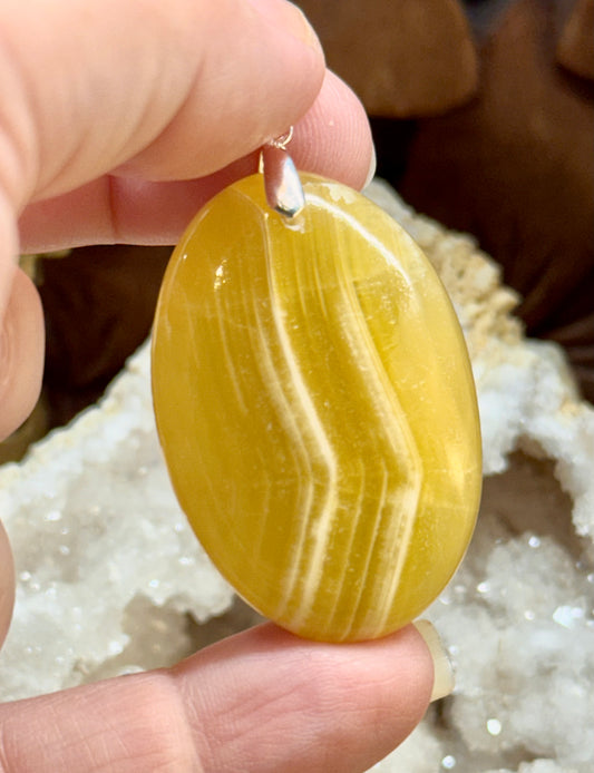 Pendentif d’aragonite jaune