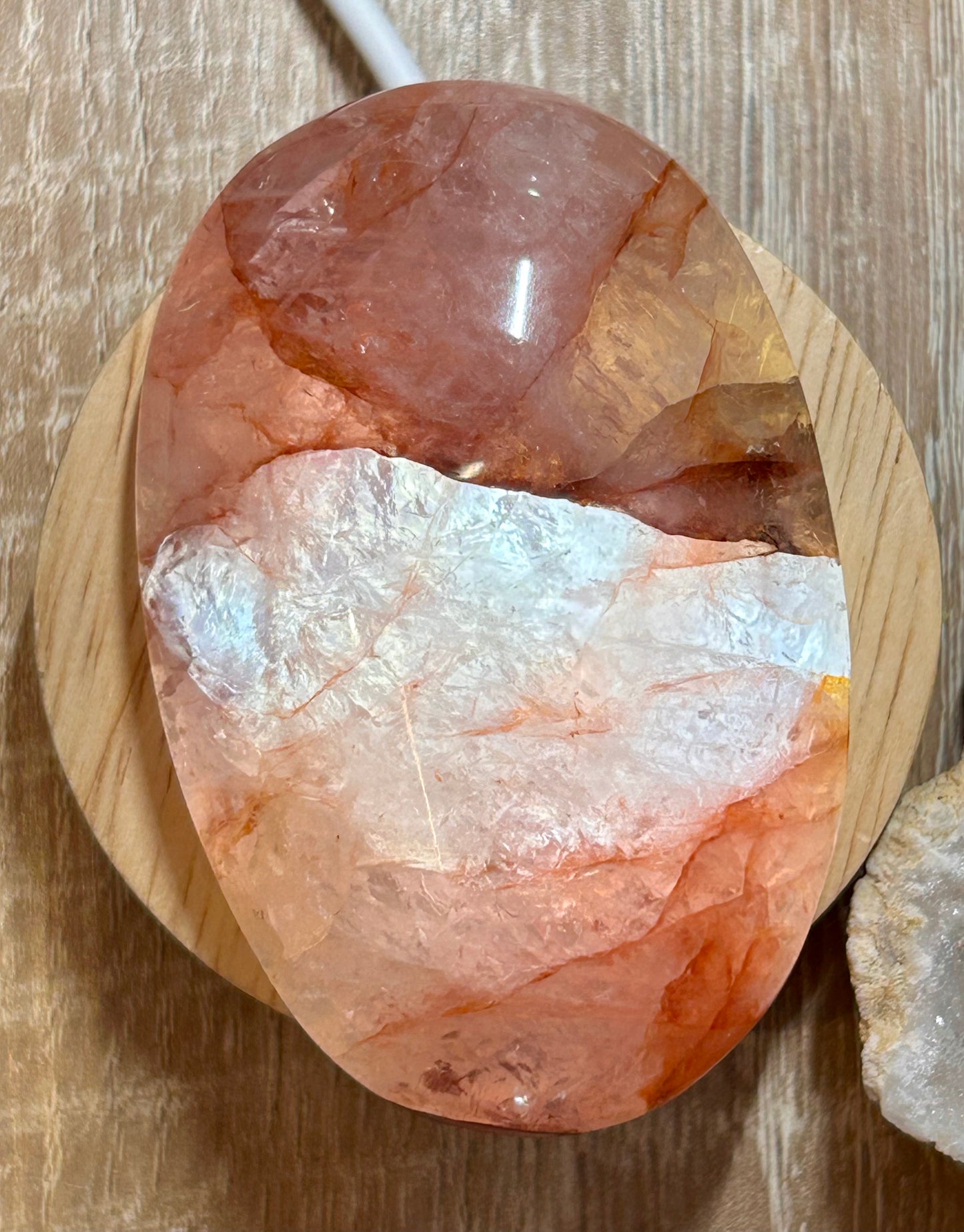 Galet de quartz hématoïde rouge