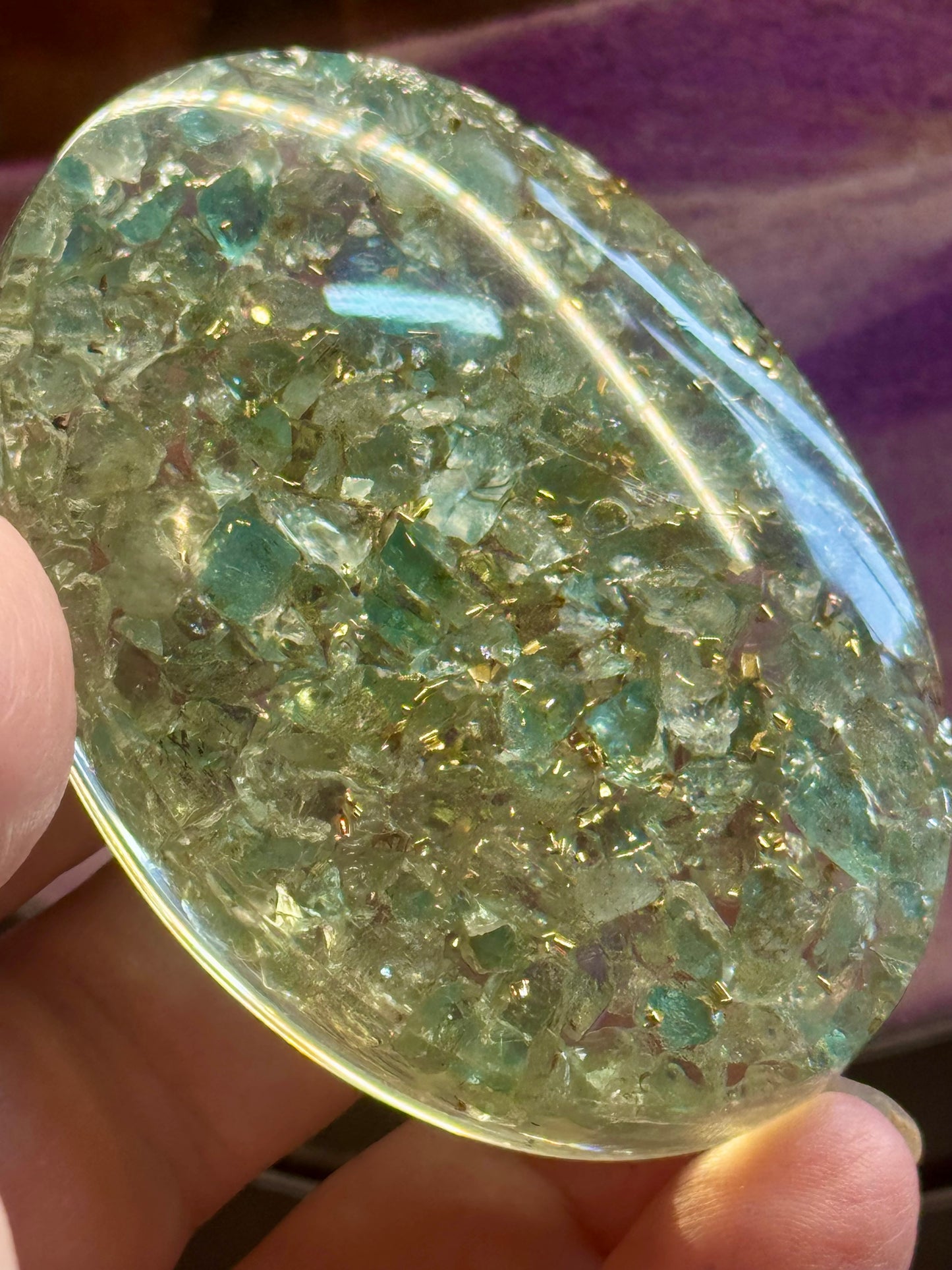 Galet d’Orgonite avec Aigue Marine