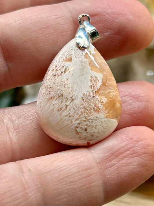 Pendentif de scolécite orangée