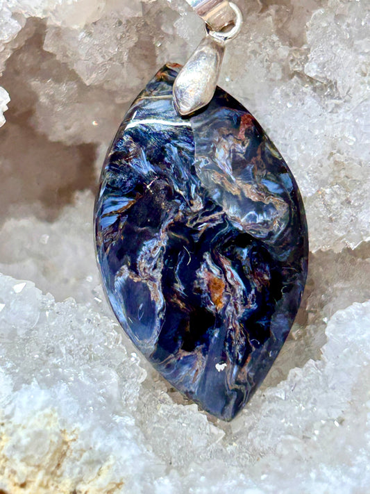 Pendentif de piétersite bleue