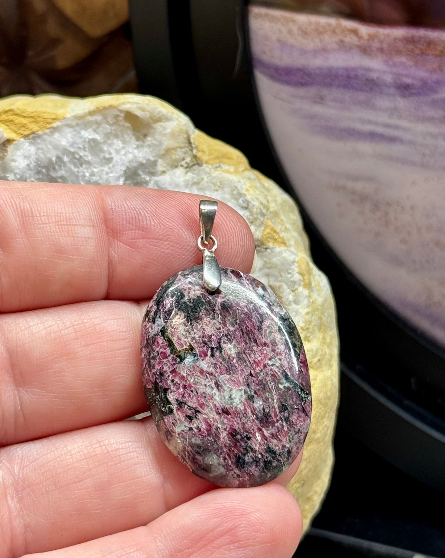 Pendentif d’Eudyalite