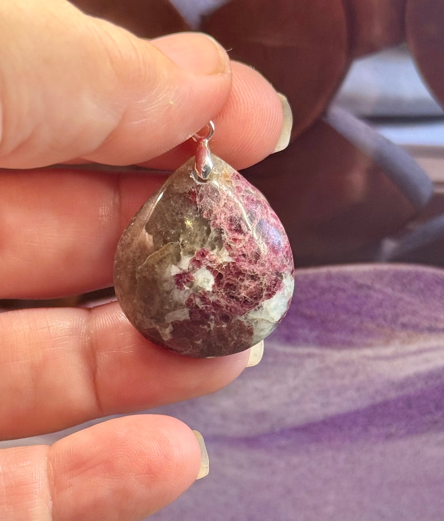 Pendentif d'eudialyte