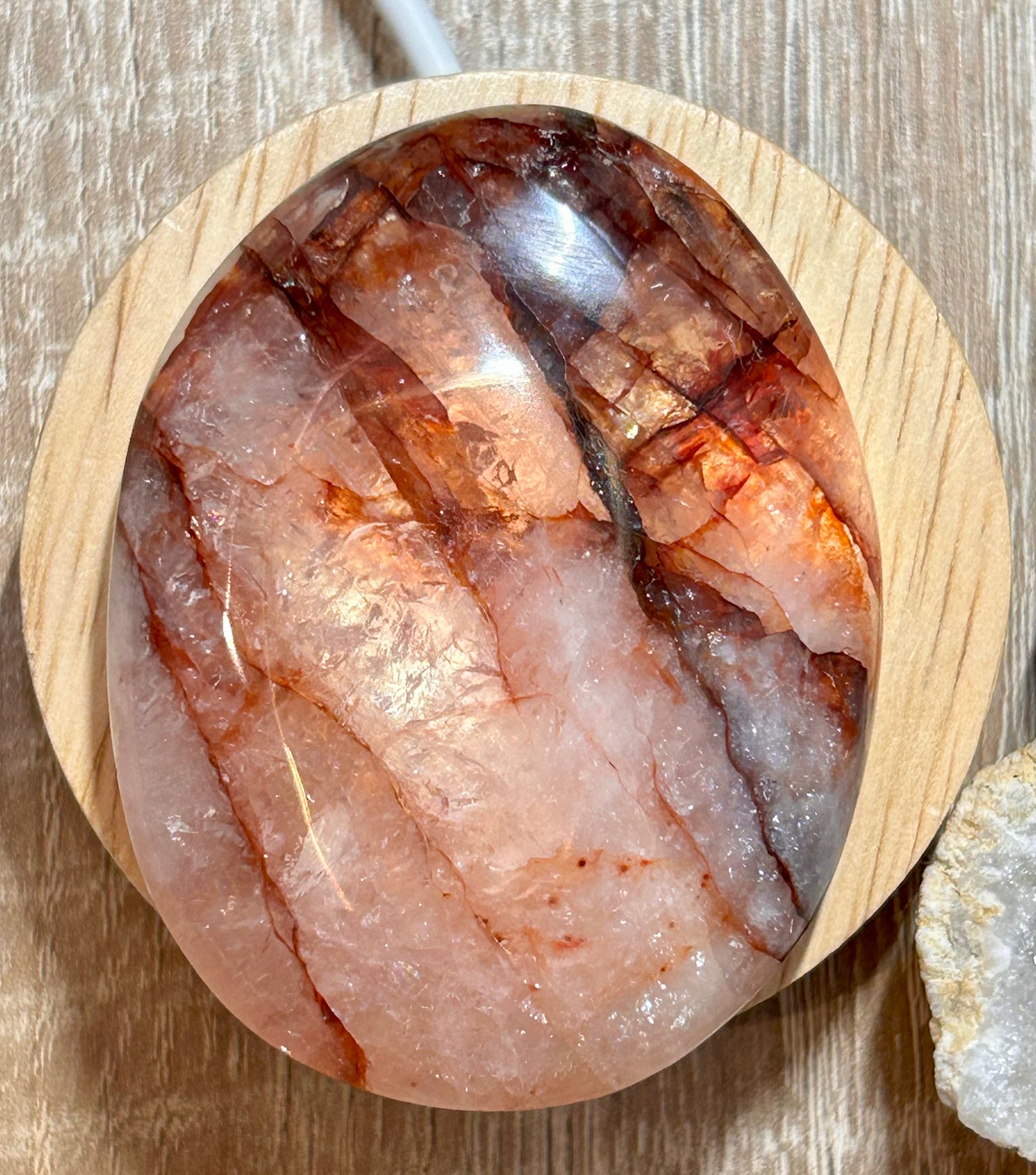 Galet de quartz hématoïde rouge