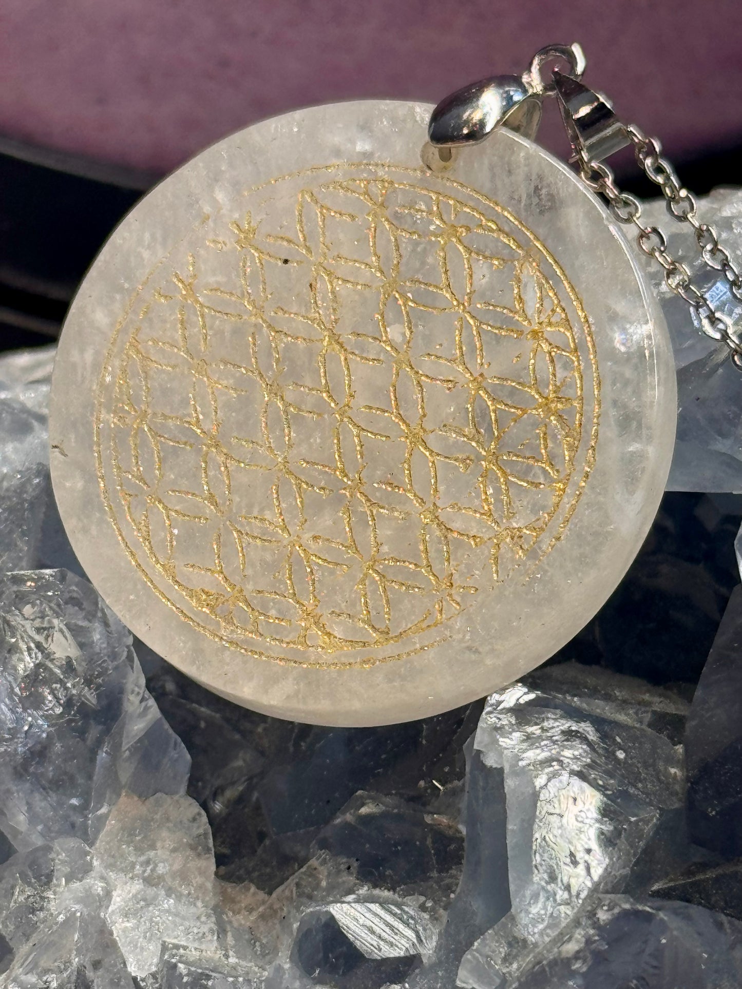 Collier pendentif cristal de roche gravé fleur de vie