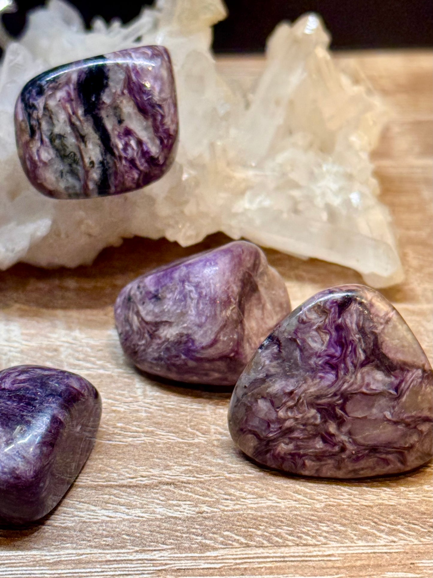 Pierres roulées de Charoïte