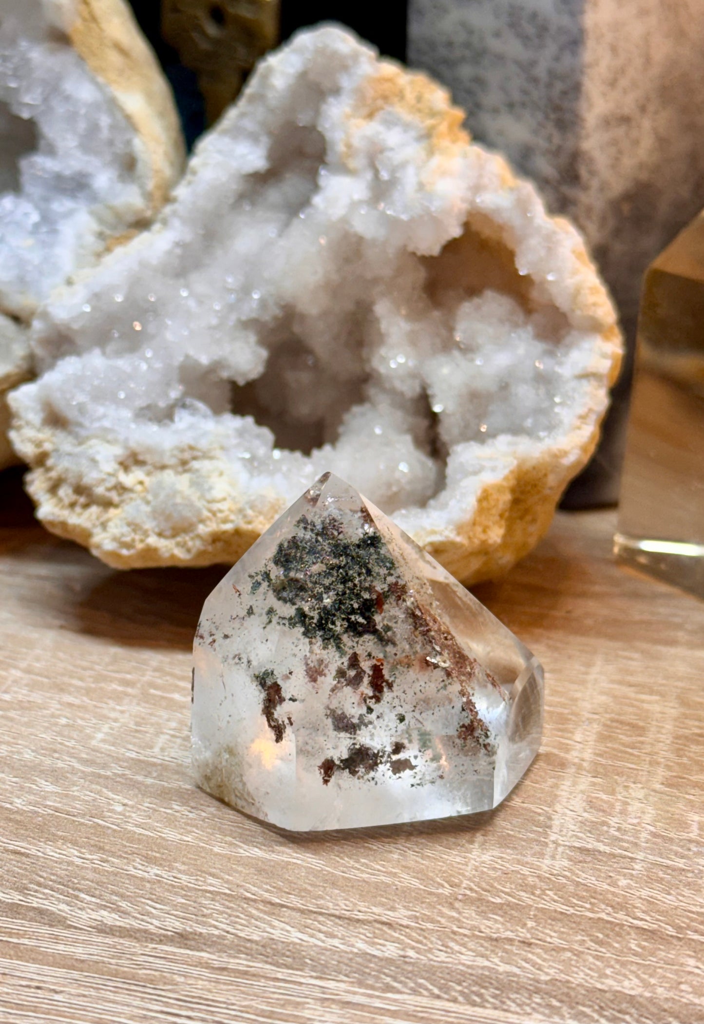 Pointe de quartz blanc avec inclusions