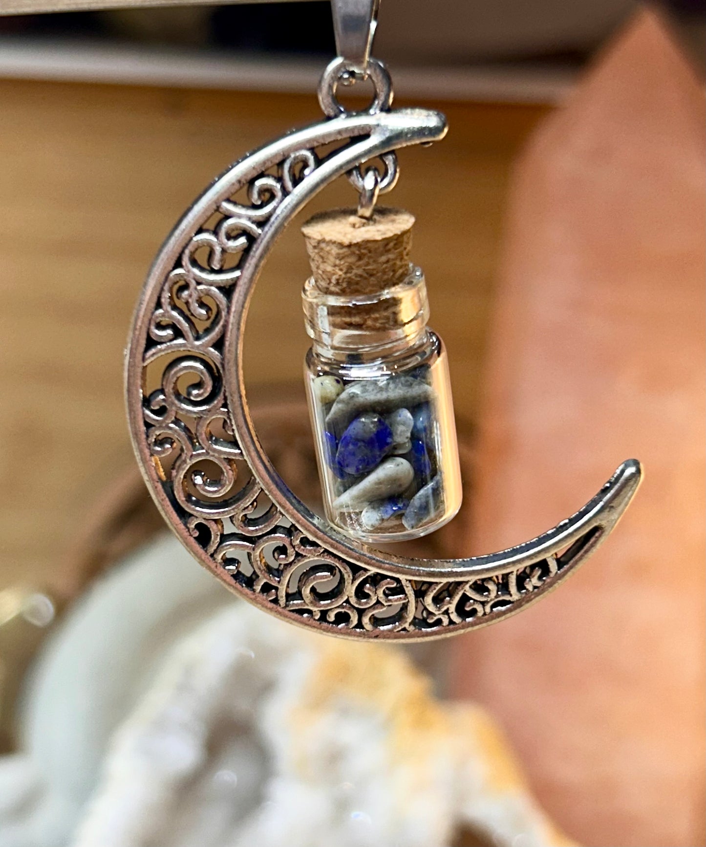 Pendentif en métal argenté et sodalite