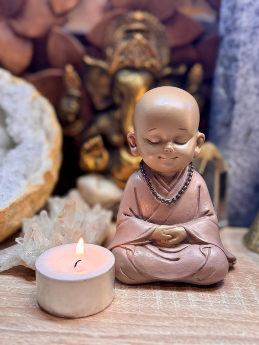 Bébé Bouddha en prière