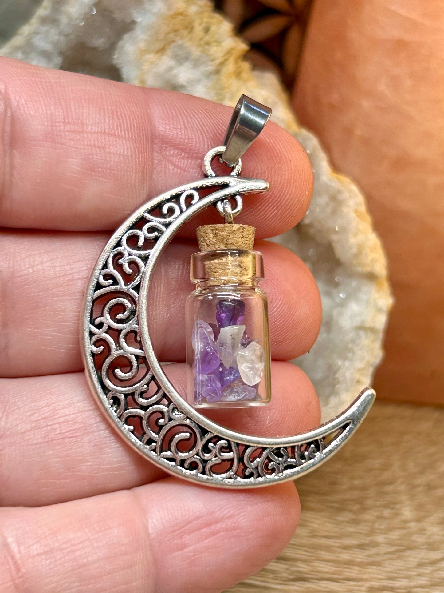Pendentif en métal argenté et sodalite